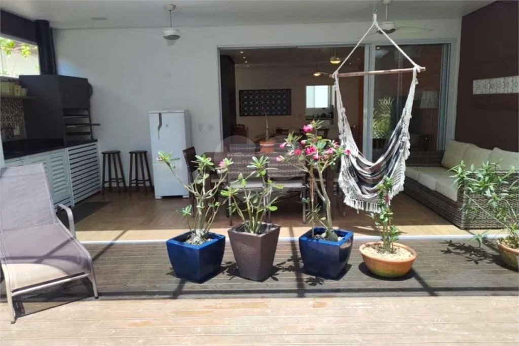 Maravilhosa Casa em Condomínio com 4 Suítes na Praia de Juquehy!!!