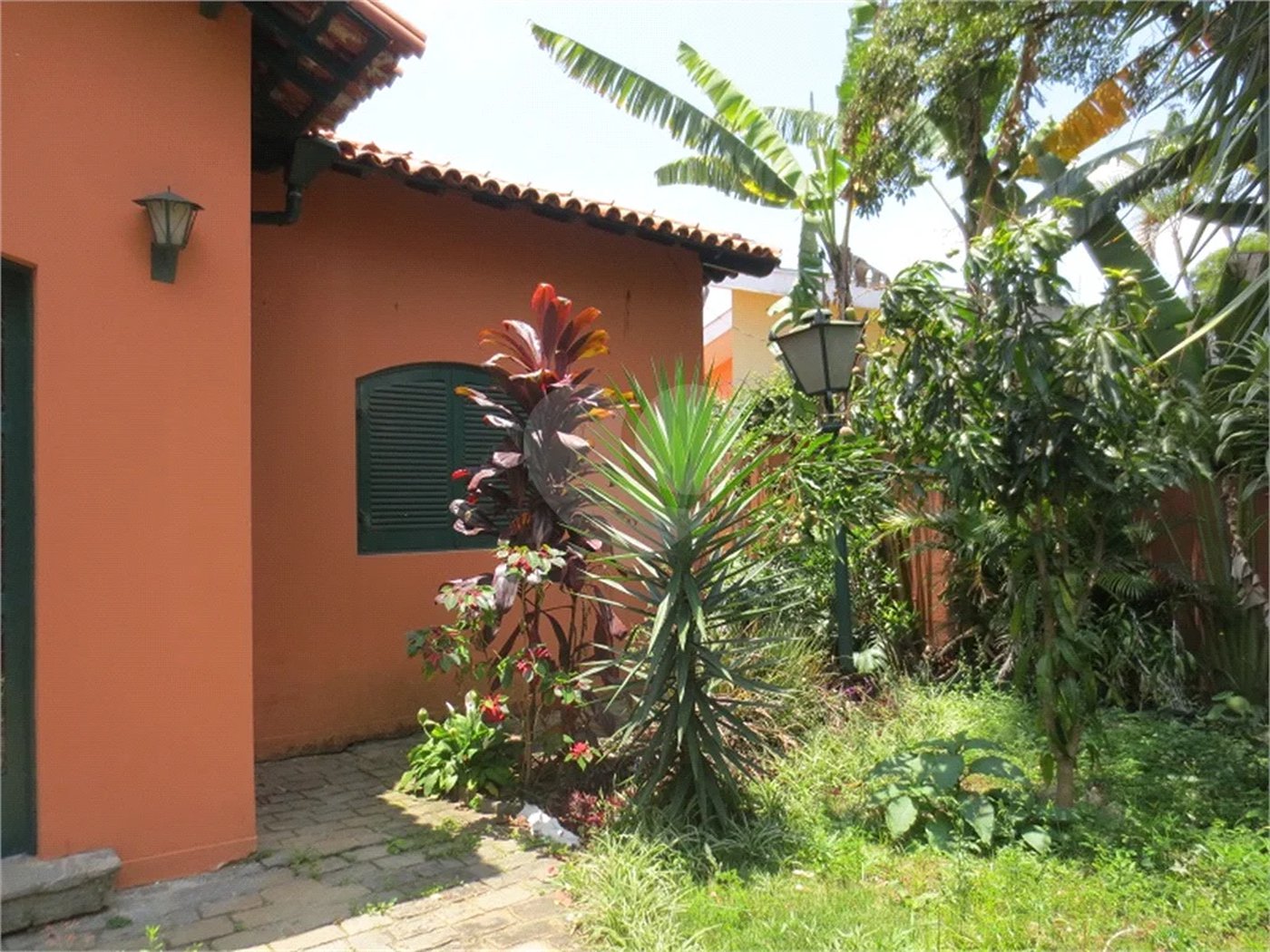 Casa no Pacaembu com ótima distribuição e amplo quintal em terreno em declive