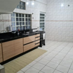 3 dormitórios, 2 suítes, banheiro, sala, cozinha ampla e 2 vagas de garagem