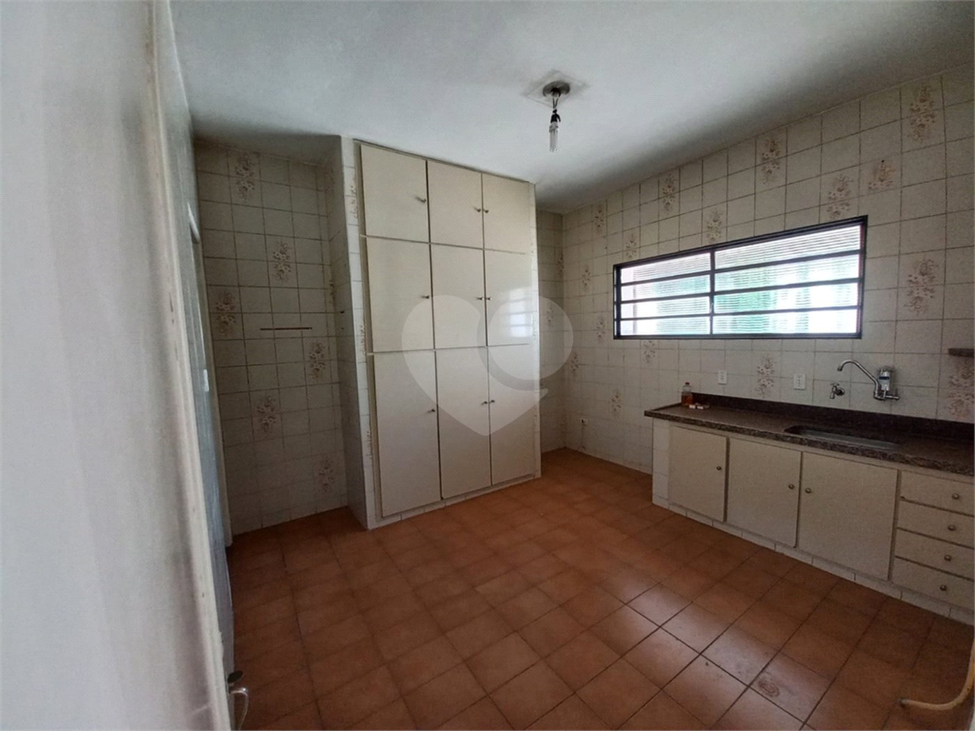 Casa Térrea com 3 dormitórios, sendo 1 suíte.