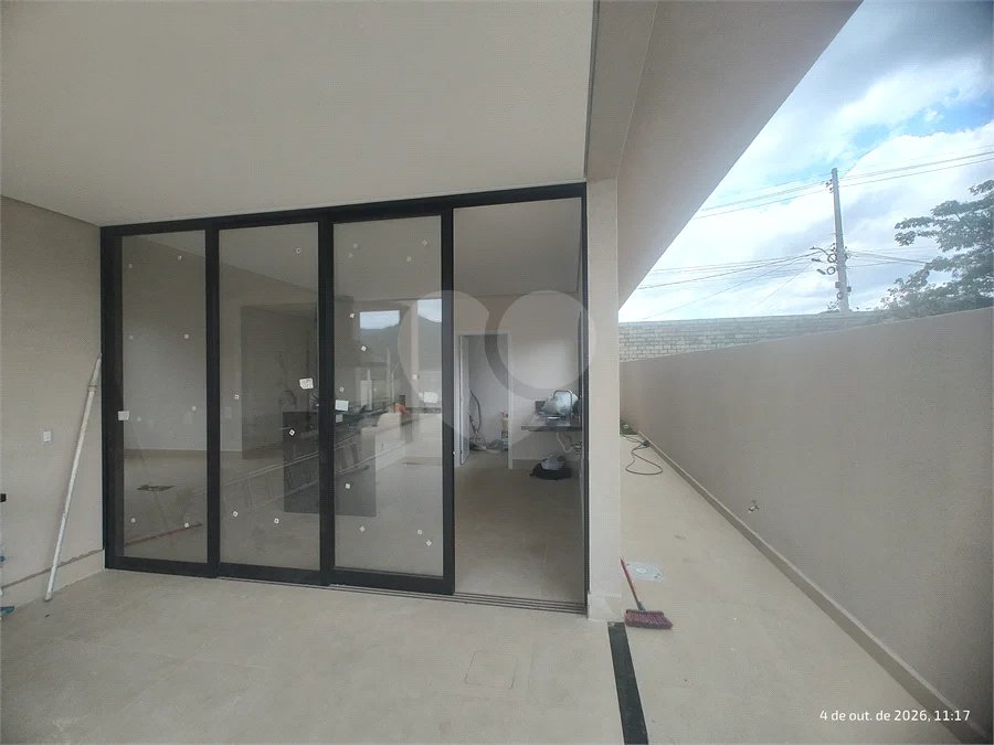 Casa exclusiva em Atibaia de alto padrão com 3 suítes, piscina, espaço gourmet, condomínio fechado, aceita financiamento