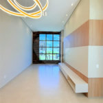 Casa térrea com 3 suítes no Condomínio Residencial Viena em Indaiatuba-SP - Acabamento de alto padrão - R$ 1.690.000,00 - AT 250 m² - AC 158 m² - 3 suítes,, sendo 1 suíte master com closet - Sala para dois ambientes (estar e jantar) - Cozinha planejada com ilha cooktop, forno elétrico e micro-ondas,