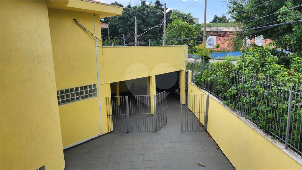 Sobrado em Santo Amaro com 3 dormitórios, uma suíte e 5 vagas