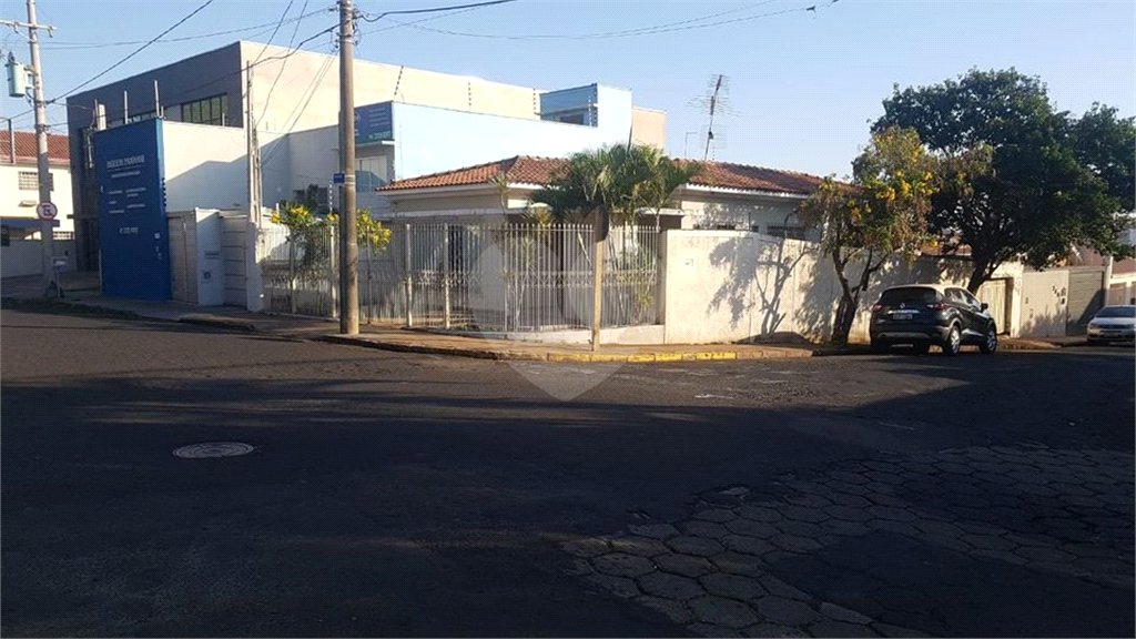 Casa térrea para venda em Araraquara/SP.