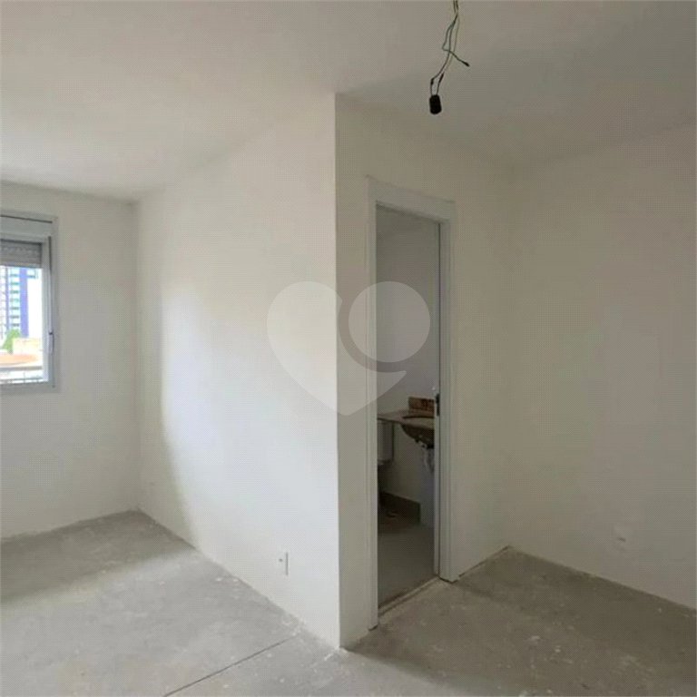 Apartamento de 69m2 na Saúde com 2 dorms, 1 suíte, 2 banheiros, 1 vaga. Estuda Permuta.