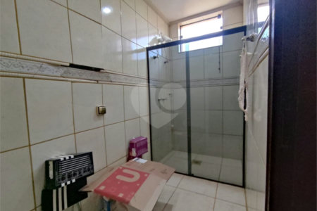 Casa à Venda na Rua Principal do Parque Fehr com Aquecedor Solar