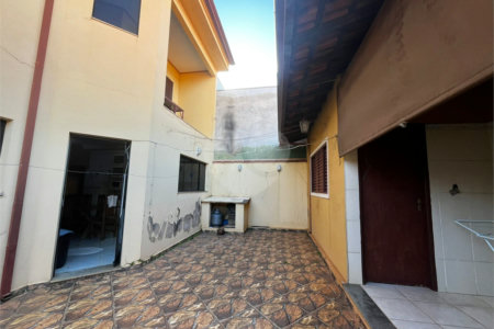 Casa à Venda na Rua Principal do Parque Fehr com Aquecedor Solar