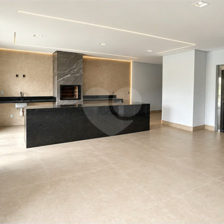 Sobrado de alto padrão no Swiss Park, totalmente reformado, com 4 suítes, piscina, elevador, espaço gourmet, 4 vagas e condomínio com lazer completo.