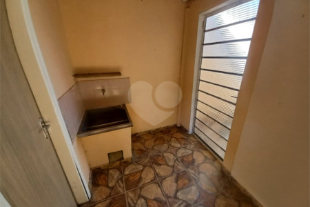 Casa térrea com 2 dormitórios.