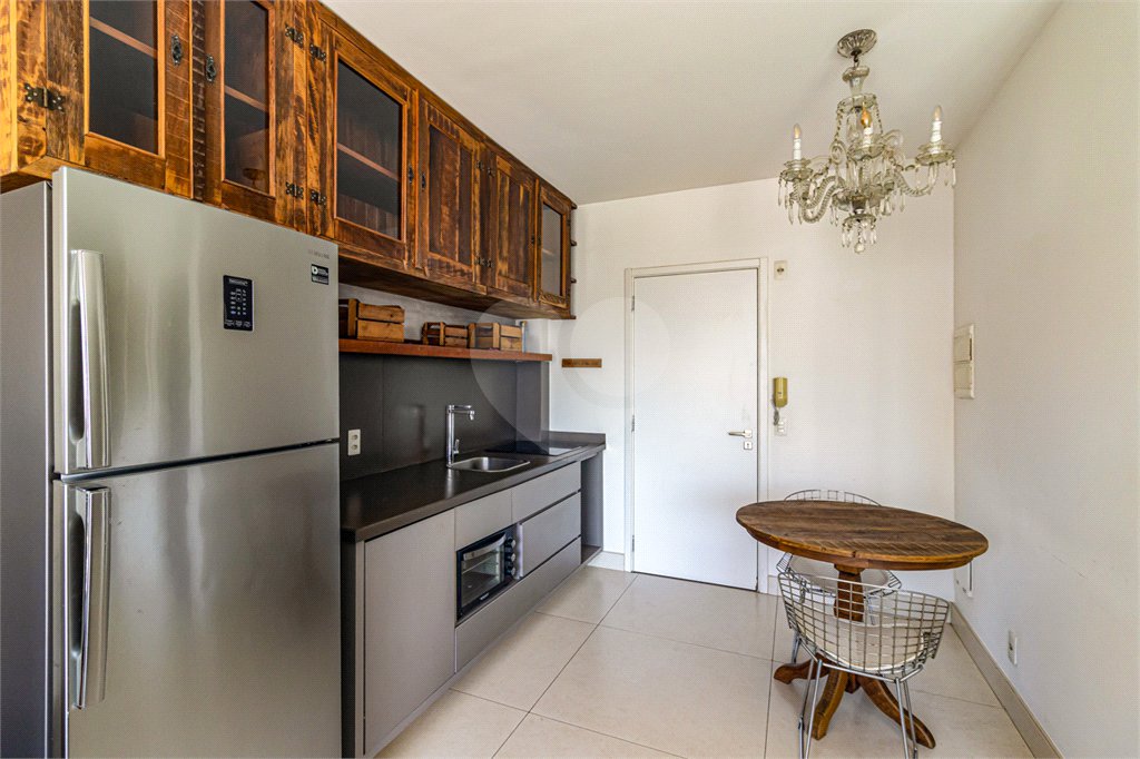 Itaim ! Studio ,muito bem localizado ! vaga de garagem !