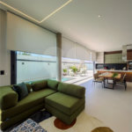 Indaiatuba - Condominio Villa Sapezal - 318 m² de Terreno - 230 m² de Área Construída - 3 suítes, sendo 1 Master com closet planejado - Sala de TV - Sala de estar integrada à Sala de jantar - Cozinha com móveis planejados - Despensa - Escritório planejado - Lavabo - Piscina com preparação para aquec
