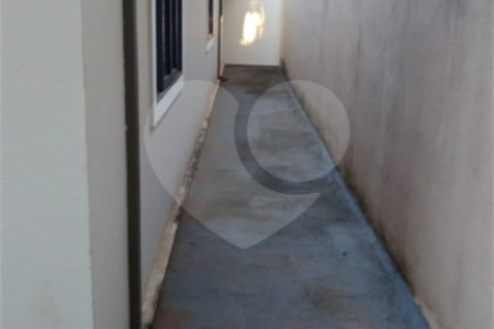 Casa Térrea com 3 dormitórios, sendo 1 suíte.