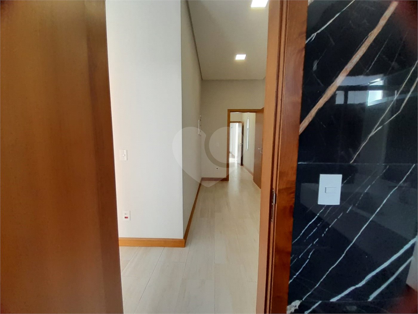 Belíssima Casa à Venda no Condomínio Damha IV