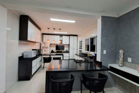 Casa de Alto Padrão à Venda e Locação - Condomínio Vila Verde