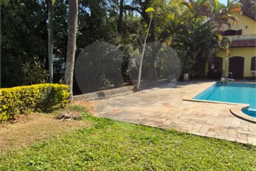 Casa com Piscina, Sauna e Edícula em Rua Arborizada no Tremembé