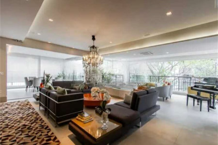 Apartamento de 306m² na melhor região de Moema, 3 suítes, 5 vagas, varanda gourmet, depósito, fora de rota