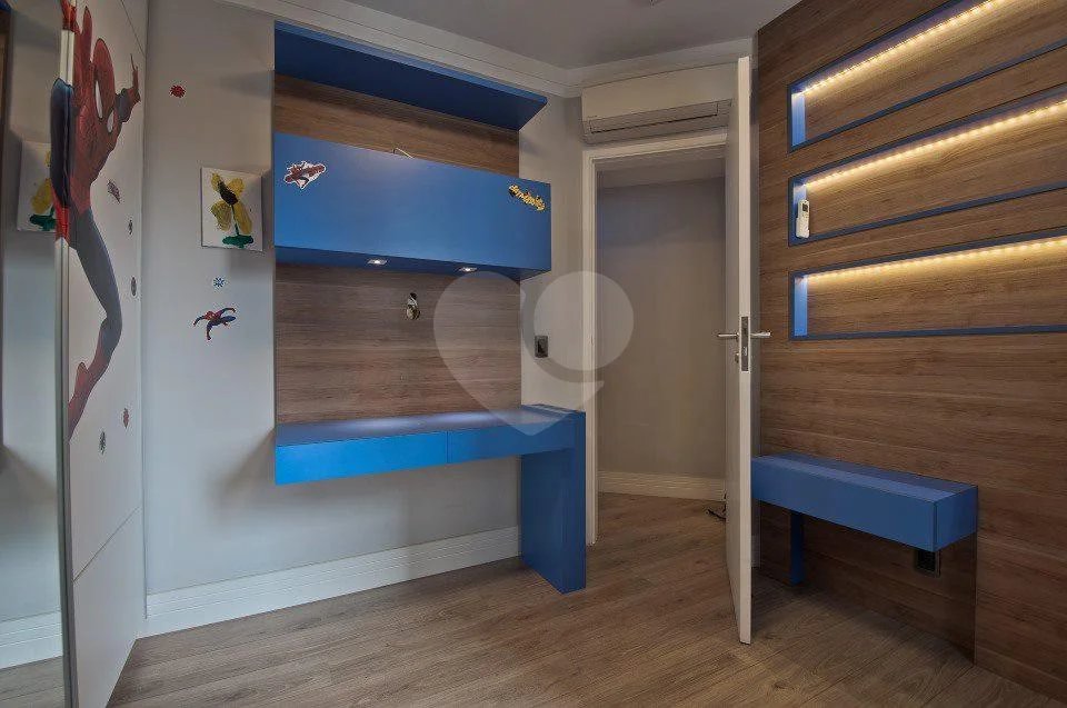 Linda cobertura Duplex om 3 dormitórios, sendo uma suíte com armários e ar condicionado e 2 vagas .