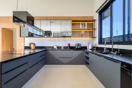 Indaiatuba - Quintas da Terracota - 1252 m² de terreno - casa térrea com 514 m² de área construída -3 vagas de garagem cobertas e 3 descobertas Lavabo - Sala de estar e jantar amplas e integradas - Escritório privativo - Cozinha toda equipada com geladeira, forno, micro-ondas, lava-louças,