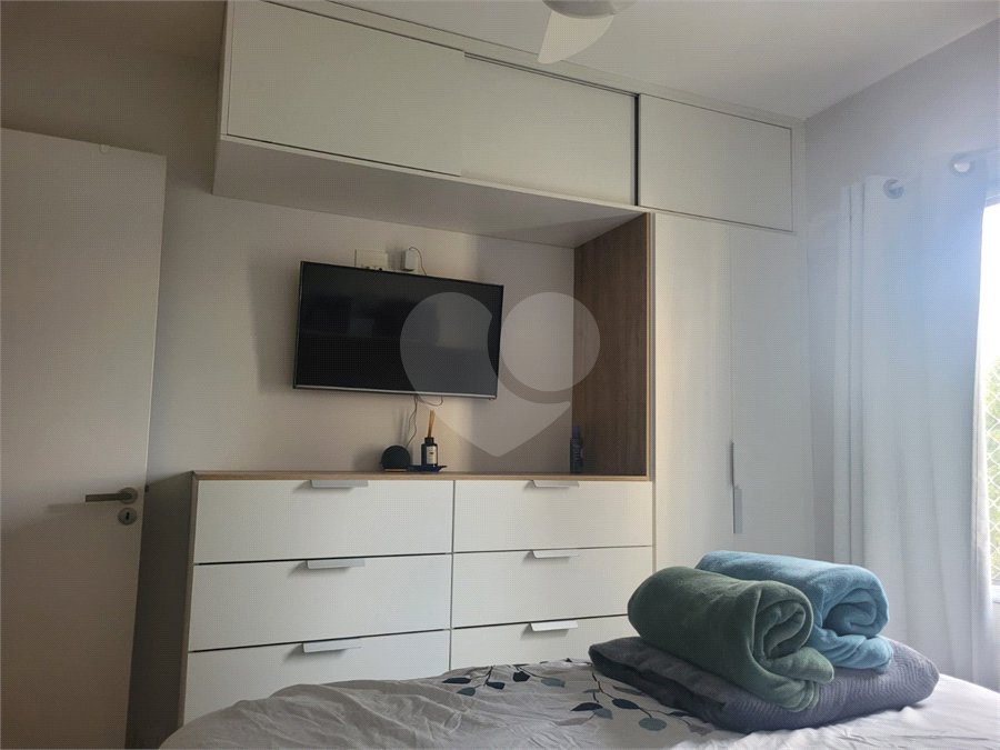 Apartamento de 03 dormitórios totalmente reformado com 02 vagas de Garagem escrituradas e livres.