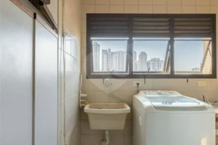 Apartamento na Vila Regente Feijó com 135m2, com 2 dorms, 1 suíte, 2 vagas. Estuda permuta.