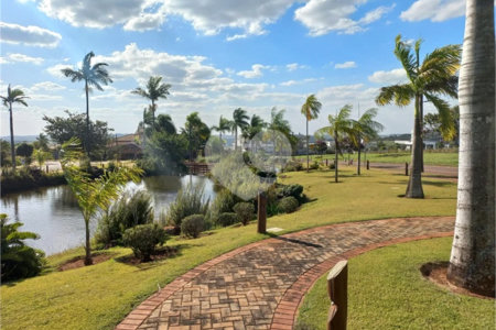 Terreno no condomínio Damha Golf em frente área de lazer com 1.404,40 m²