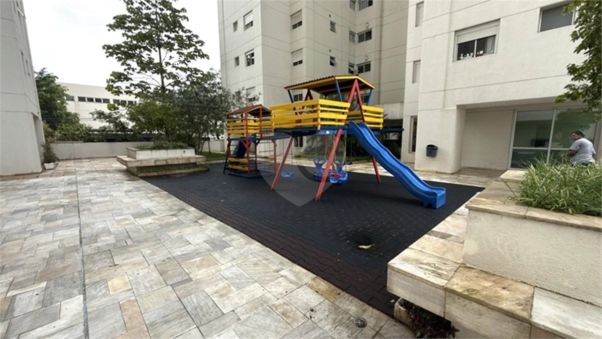 Apartamento de 155 m² com 4 dormitórios, varanda e 2 vagas de garagem. Condomínio com piscinas adulto, infantil e aquecida, lazer e portaria 24 horas.