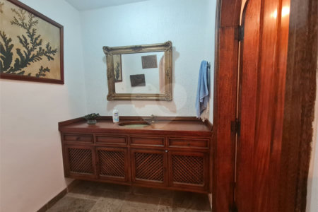 Casa à venda com 3 quartos, sendo 1 suíte, em Interlagos, São Paulo, SP