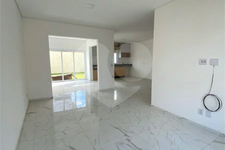 Casa Nova para Venda ou Locação em Condomínio | 3 Suítes e Quintal Privativo