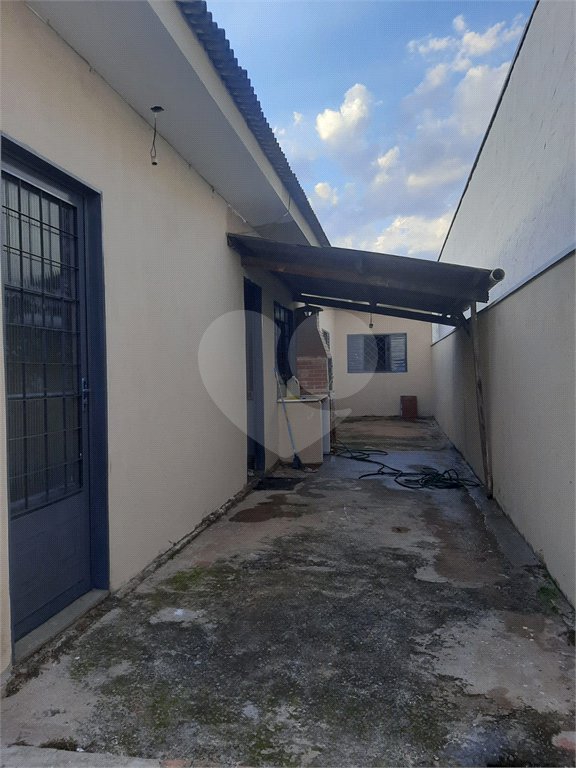 Casa térrea com 2 dormitórios.