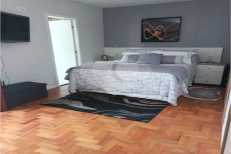 Casa de 85m2 com 3 dormitórios e 2 vagas de garagem localizado no Bosque da Saúde