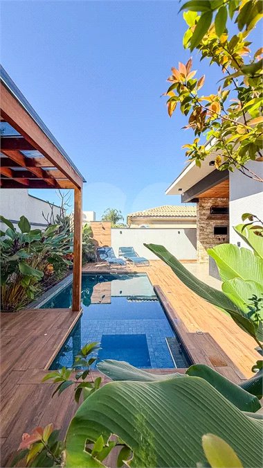 Indaiatuba - HOME DESIGN - Casa Térrea - Condomínio Paradiso - 420 m² de terreno - 307,19 m² de área construída - 3 suítes completas, sendo 1 master com closet planejado e banheira de imersão - Sala de TV reversível para 4ª suíte - Sala de estar ampla e varanda gourmet integrada - Cozinha com móve