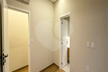 Indaiatuba - Condominio Sapezal - R$ 2.400.000,00 - Área Total 360,00 m² - Área Construída 213,32 m² - TÉRREA - 03 suítes sendo a master com closet; - Escritório; Lavabo; Cozinha com cooktop e planejados; Gourmet com churrasqueira; Ambientes preparados para ar condicionado; Piscina com cascata,