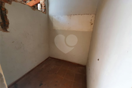 Casa térrea com 5 dormitórios, sendo 2 suítes.