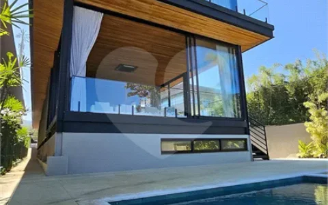Casa Pé na Areia na Praia da Baleia, destacando o luxo, exclusividade e a experiência à beira-mar