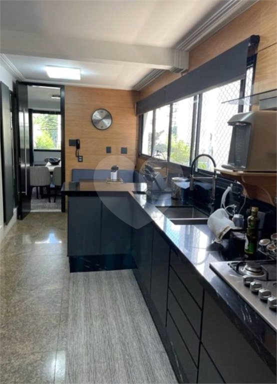 Apartamento LINDO reformado 4 dormitórios, sendo 2 suítes 1 mster, closet varandas integradas.