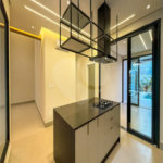 Indaiatuba - Condominio Sapezal - R$ 2.400.000,00 - Área Total 360,00 m² - Área Construída 213,32 m² - TÉRREA - 03 suítes sendo a master com closet; - Escritório; Lavabo; Cozinha com cooktop e planejados; Gourmet com churrasqueira; Ambientes preparados para ar condicionado; Piscina com cascata,