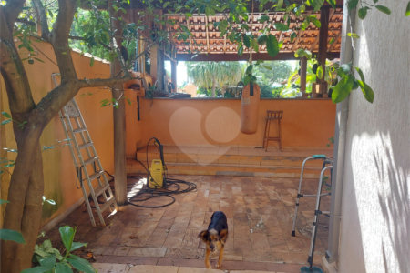 Casa térrea com piscina no Residencial Samambaia.