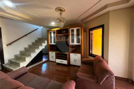 Casa à Venda na Rua Principal do Parque Fehr com Aquecedor Solar