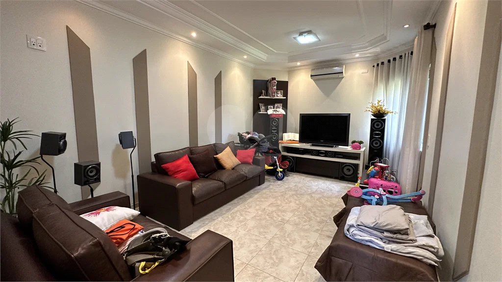Casa em Condomínio Fechado com 4 suítes e área de lazer completa.