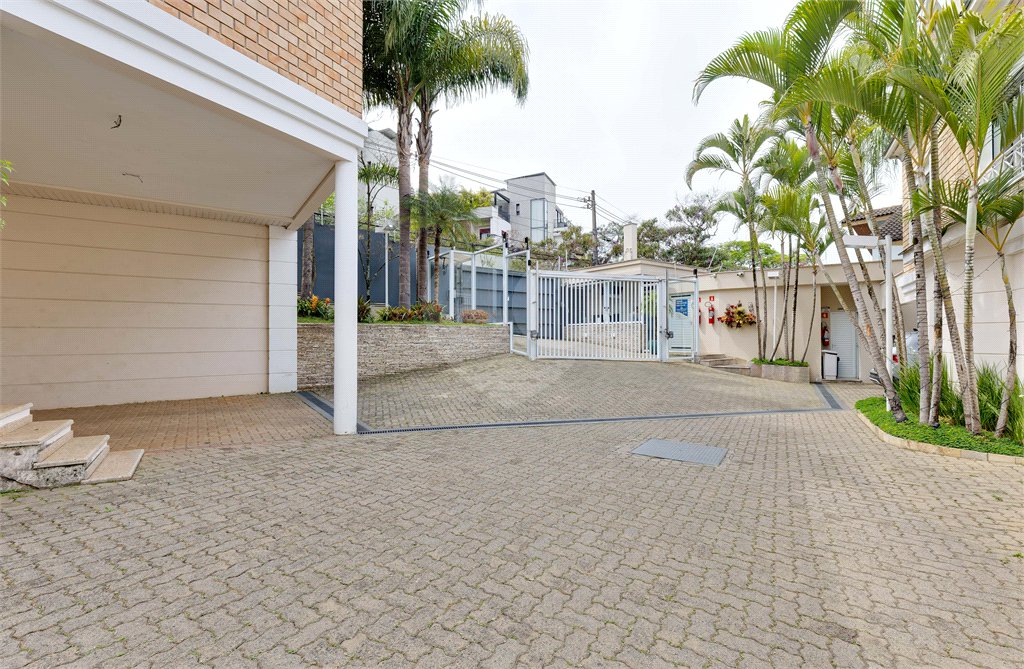 Casa à venda com 4 quartos, sendo 2 suítes, no condomínio Bristol Village, São Paulo - SP