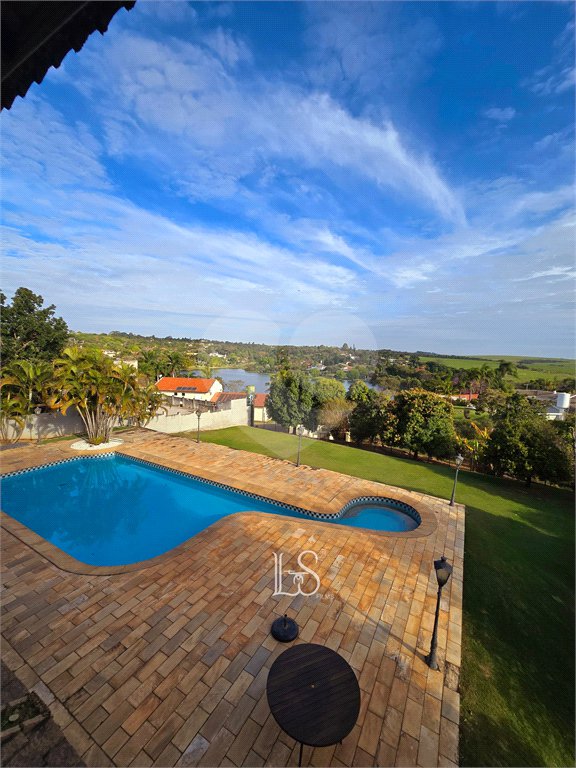 Indaiatuba- Vale das Laranjeiras - Vista dos fundos para o lago - Casa assobradada - 3 pisos, 4 quartos, 2 suítes, uma com hidro ,escritório, sala 3 ambientes, lareira, lavabo,cozinha ampla, despensa, lavanderia, churrasqueira, forno pizza, 6 wcs, piscina, jardim despensa, garagem, segurança