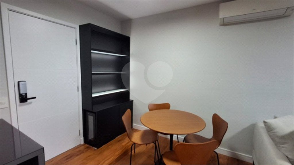 Apartamento com dois dormitórios sendo um climatizado, com duas vagas de garagem.
