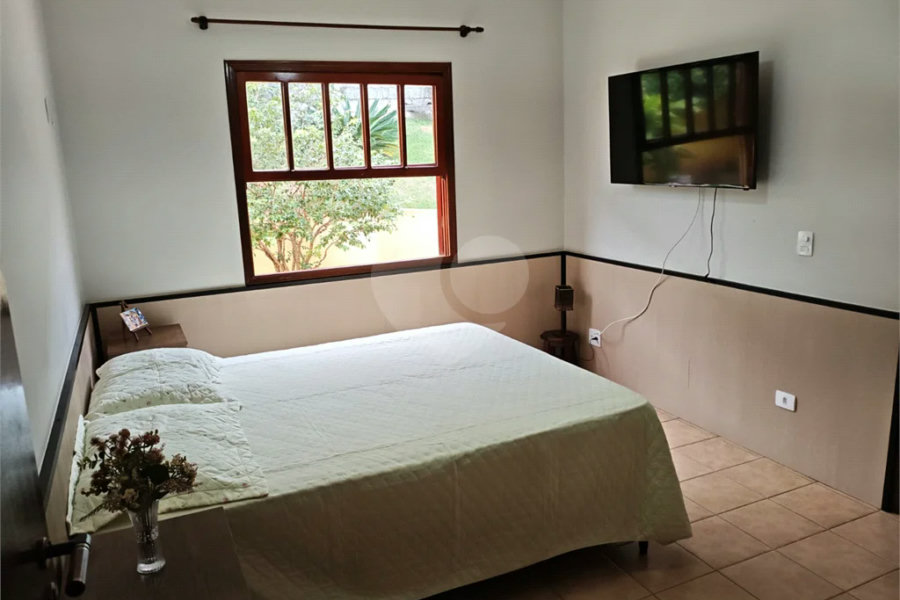Casa à venda com 4 quartos, sendo 2 suítes,  em Country Residencial Felix, Bom Jesus dos Perdões, SP