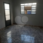 Casa térrea com 2 dormitórios.