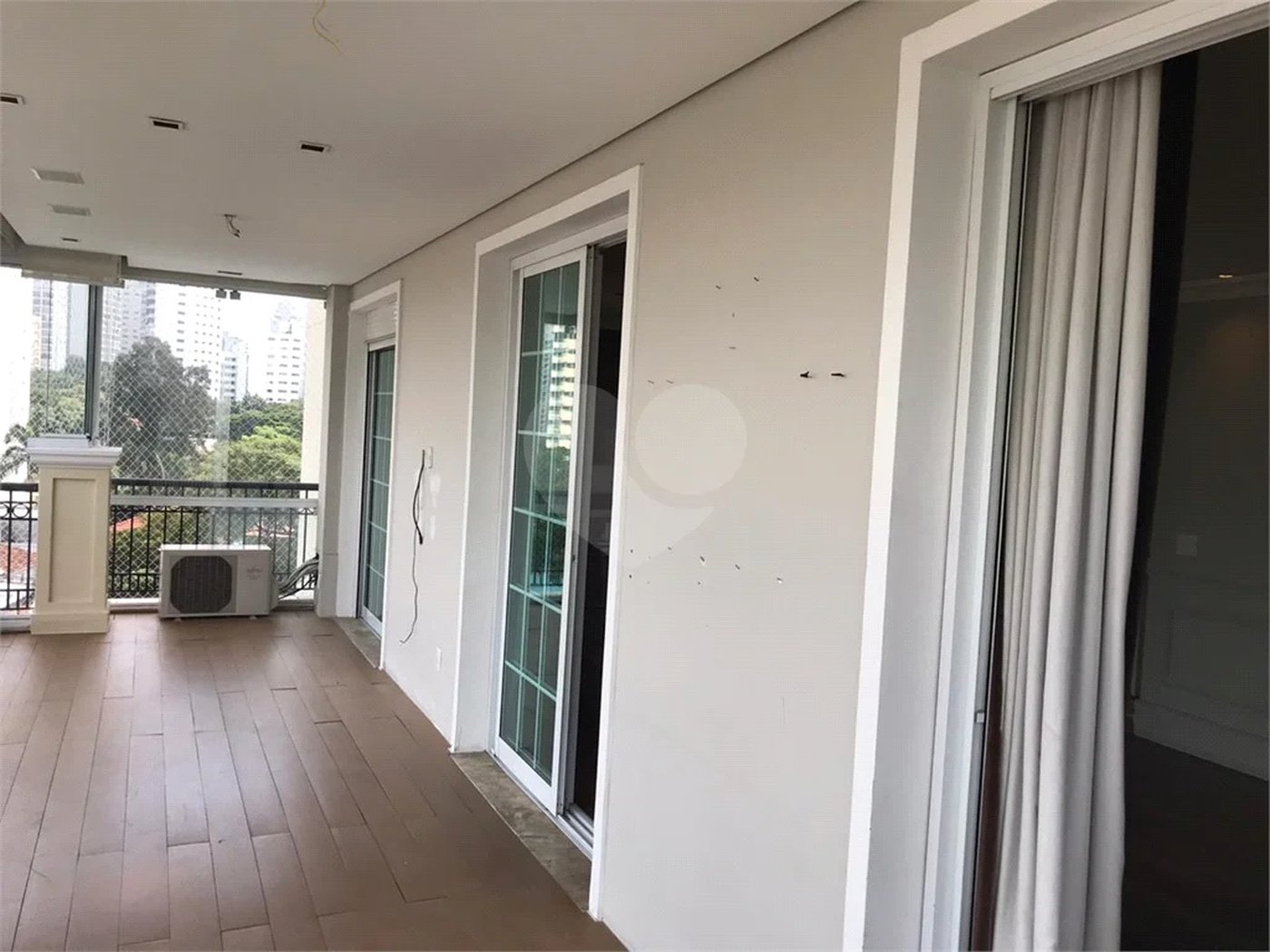 Apto 220 metros no Campo Belo. varanda, 5 vagas, 3 suítes. Visite