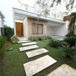 Indaiatuba - SP - Condomínio Helvetia Park - 490 m² Terreno - Sobrado com 307 m² de Área Construída - Escritório com móveis planejados - Sala de estar e jantar ampla e integradas - Cozinha planejada completa, com eletrodomésticos (cooktop, forno, coifa, geladeira, microondas) - Lavanderia
