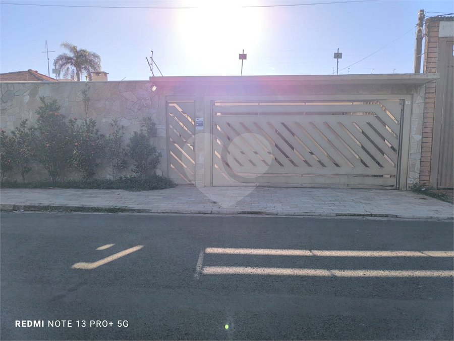 Casa á venda na Avenida Pau Brasil.