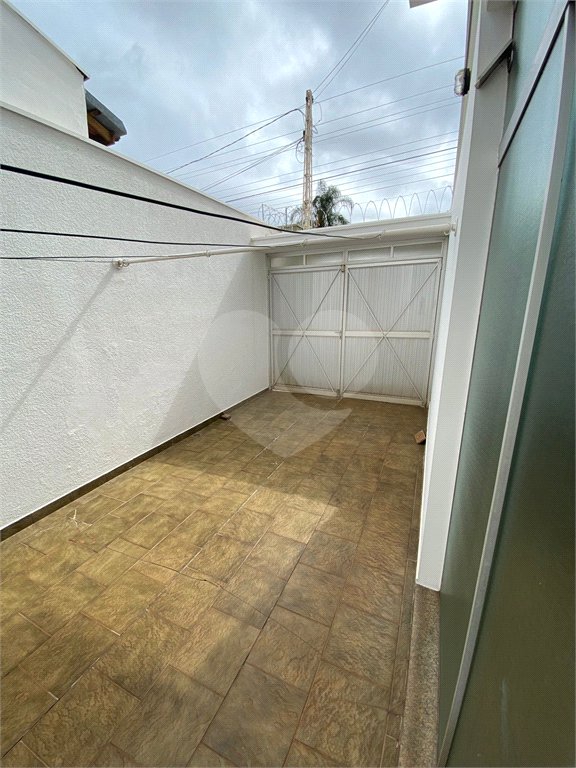Casa Térrea com 3 suítes, sendo 1 suíte master.