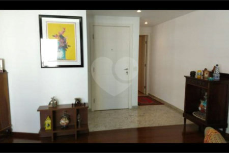 Apartamento à venda no Paraíso de 303m² com 4 suítes e 4 vagas.
