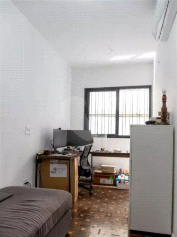 Sua oportunidade única na Vila Gumercindo! Casa espaçosa de 257m² com 4 dormitórios (sendo 2 suítes), 2 vagas de garagem e excelente localização, venda.